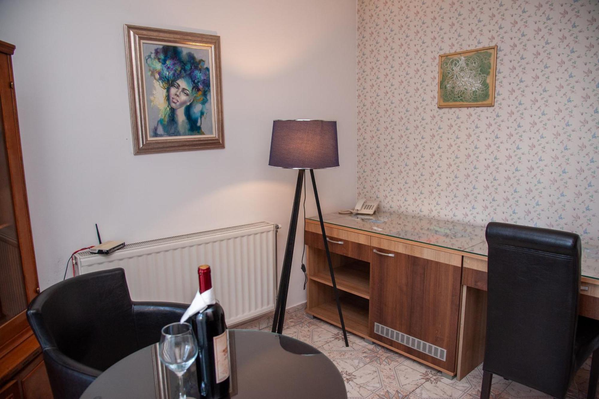 Hotel North City Titova Mitrovica Eksteriør billede