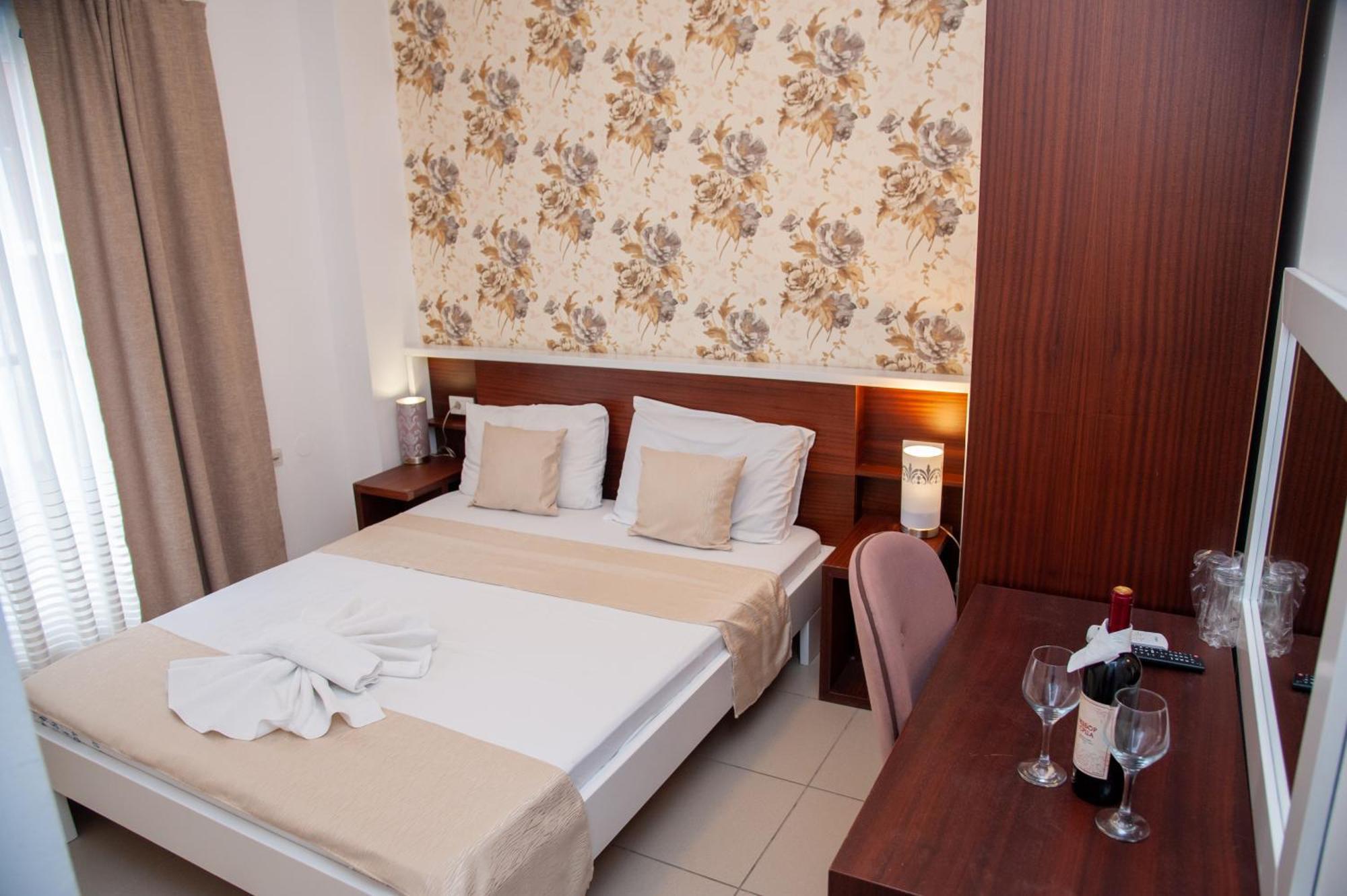 Hotel North City Titova Mitrovica Eksteriør billede