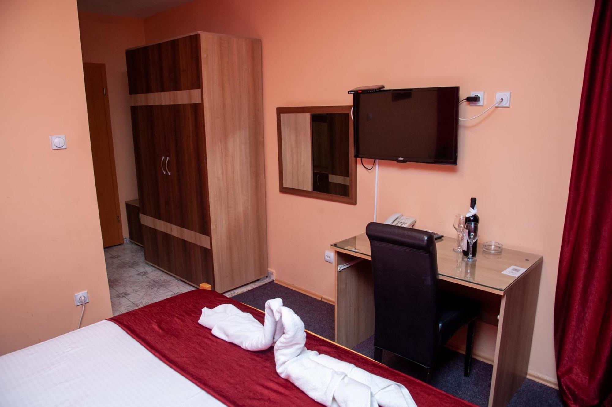 Hotel North City Titova Mitrovica Eksteriør billede