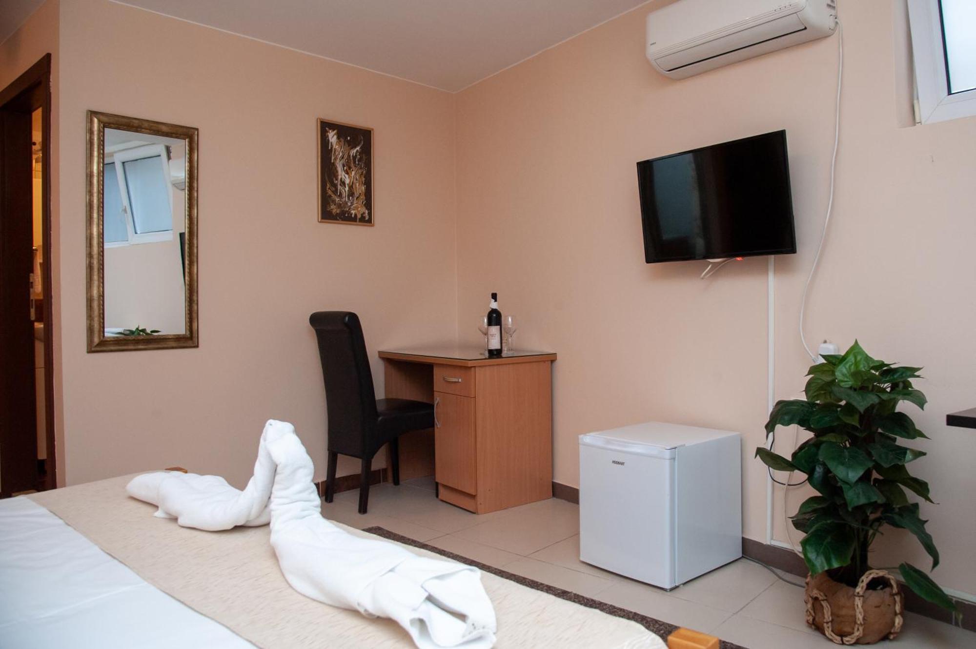 Hotel North City Titova Mitrovica Eksteriør billede