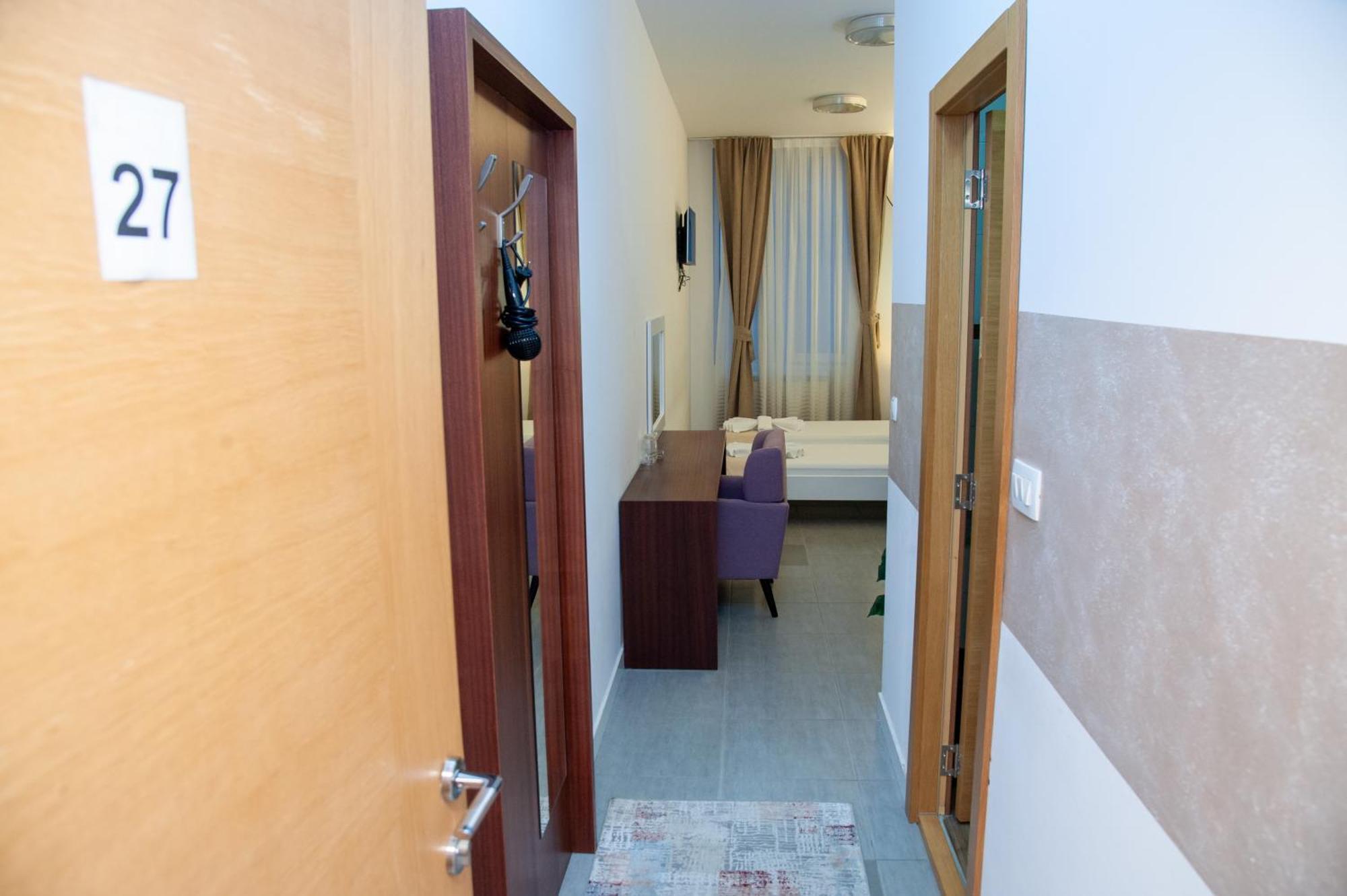 Hotel North City Titova Mitrovica Eksteriør billede