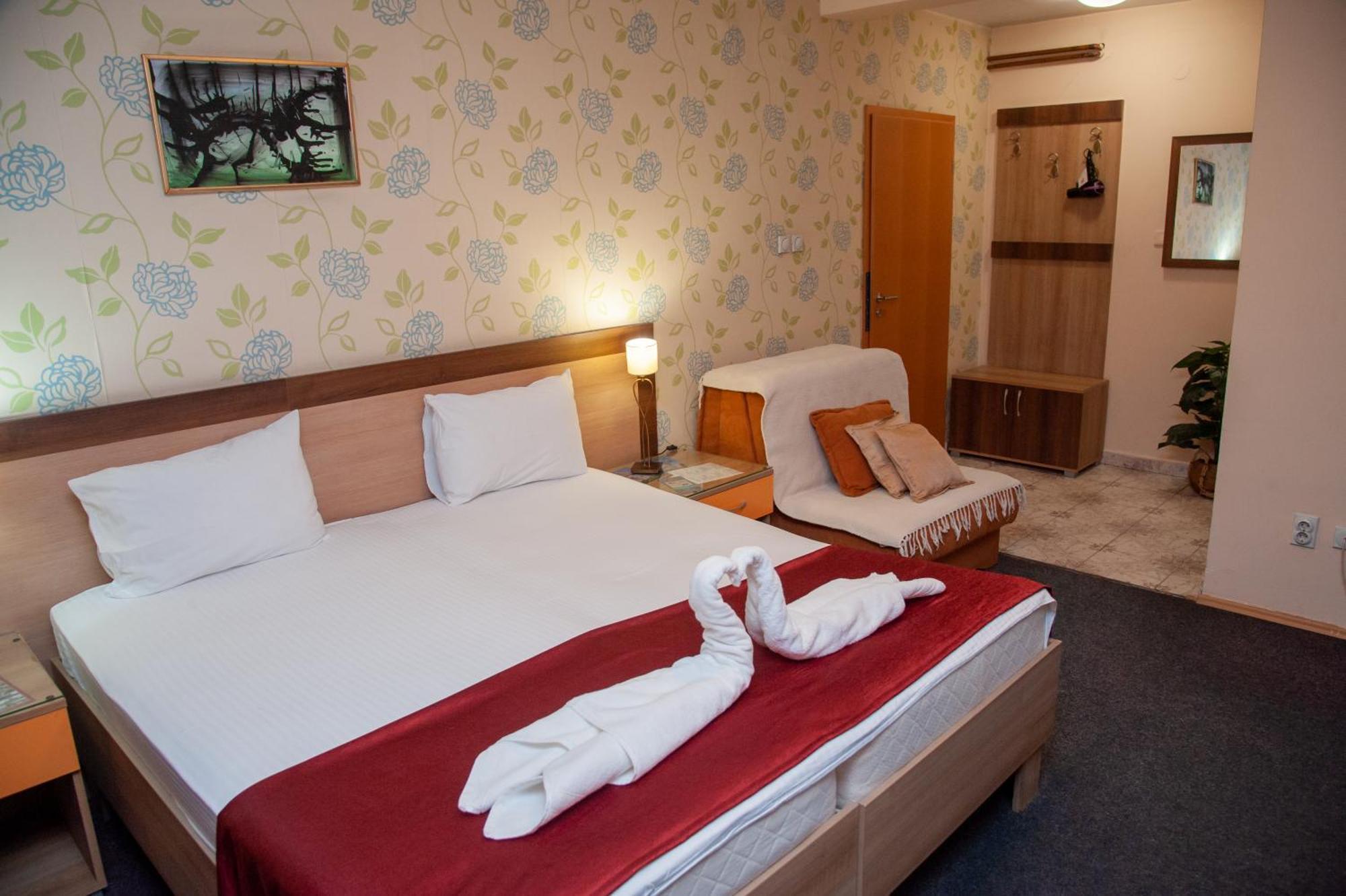 Hotel North City Titova Mitrovica Eksteriør billede