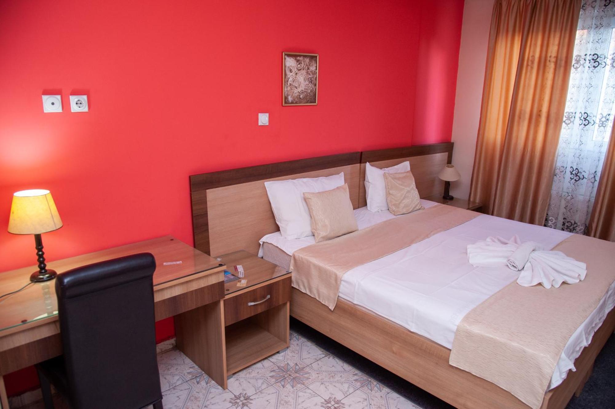 Hotel North City Titova Mitrovica Eksteriør billede