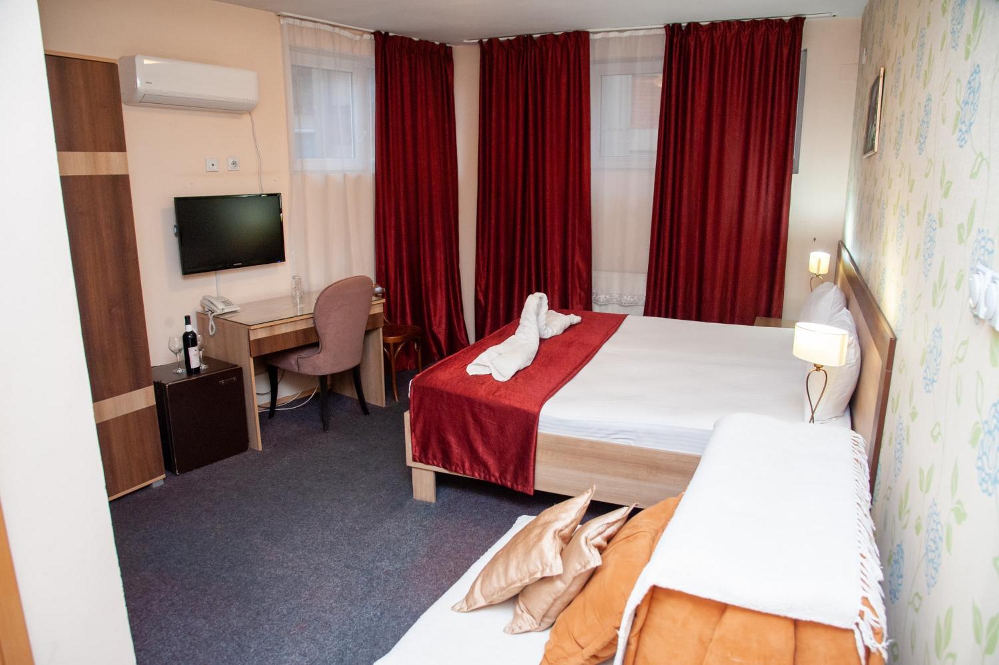 Hotel North City Titova Mitrovica Eksteriør billede